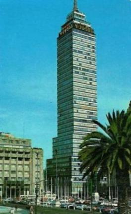 Postal de la Torre Latinaomericana, ntese el reloj en la parte alta del rascacielos. ID25, Mark Turok. AMMEX, 2008